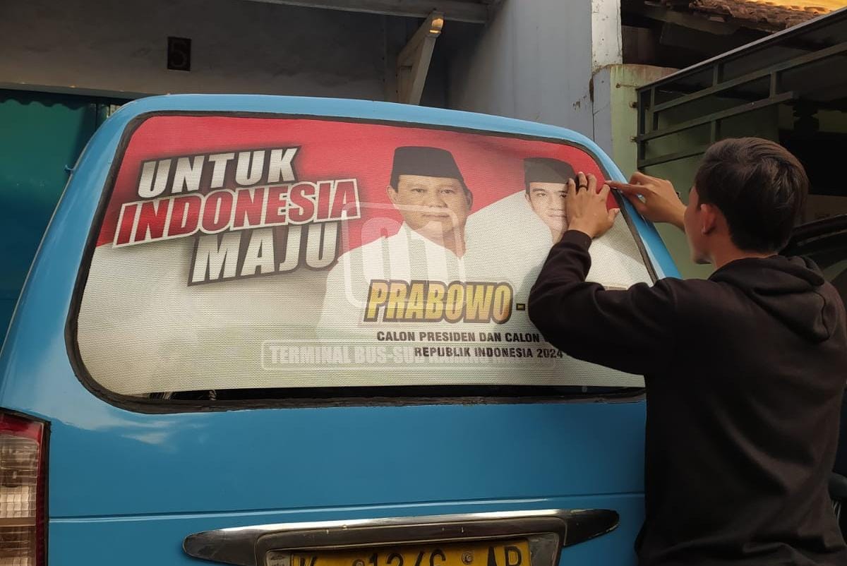 Fenomena Stiker Prabowo-Gibran Terpampang di Angkot dan Truk Kudus