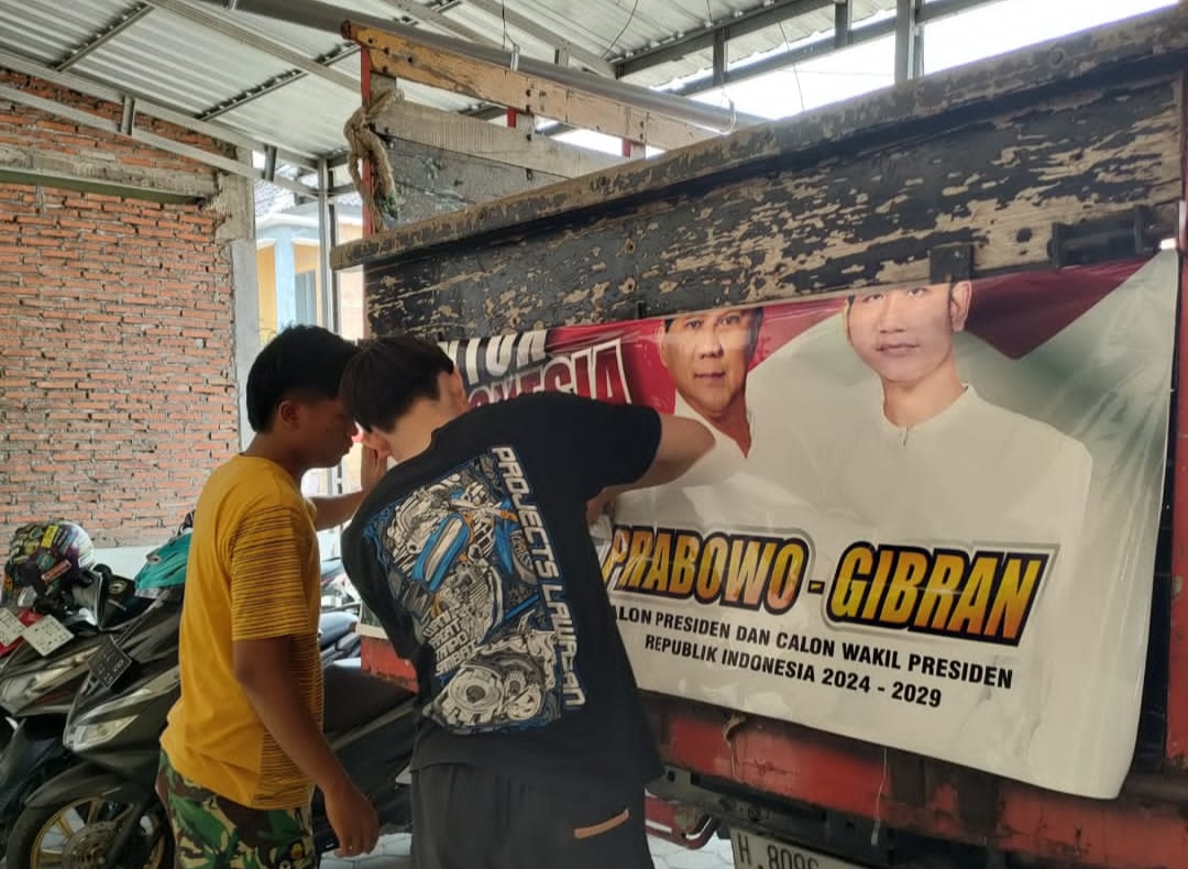 Rela Pasang Stiker Prabowo-Gibran, Supir Truk Ini Doakan Jadi Presiden dan Wakil Presiden