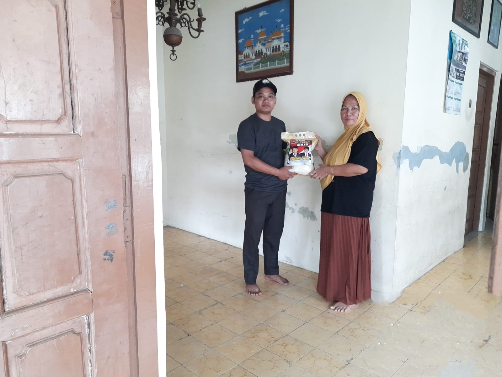 Relawan Bolone Mase Kudus Bergerak Dor To Dor Bagikan Sembako