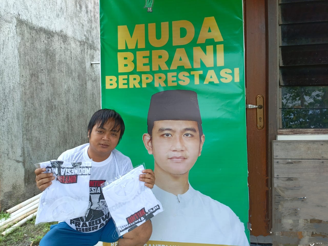 Hari Kedua Masa Kampanye, Relawan Gibran di Kudus Bagikan Kaos