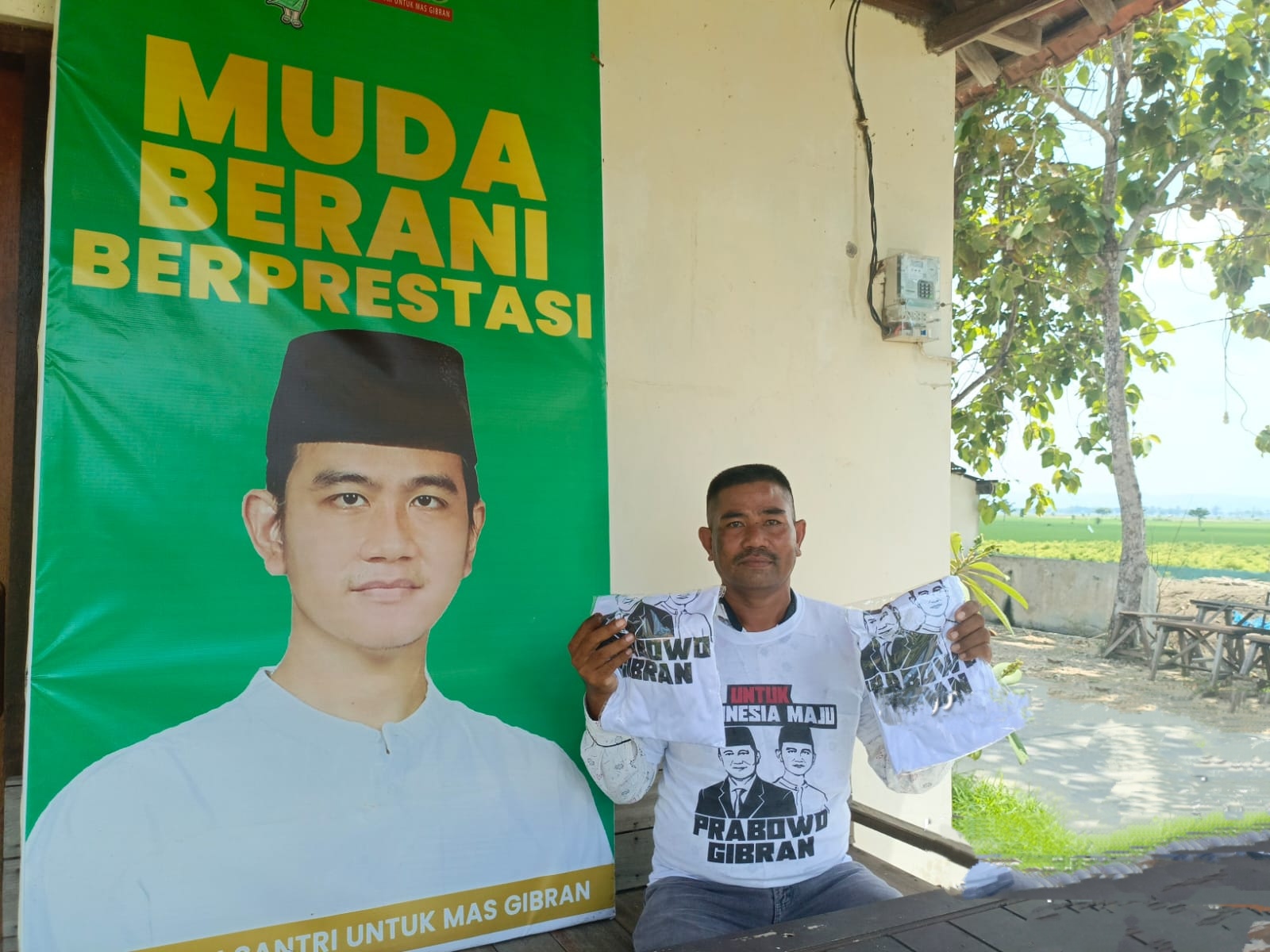 Hari Ketiga Kampanye, Relawan Bolone Mase Kembali Bagikan Kaos Bergambar Prabowo-Gibran