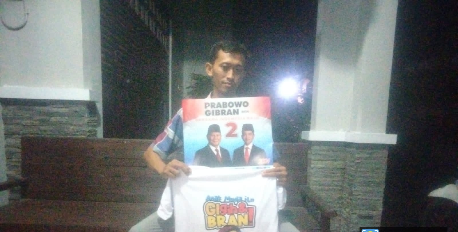 Terus Bergerak, Relawan Gibran di Kudus Bagikan Kalender dan Kaos ke Rumah Warga