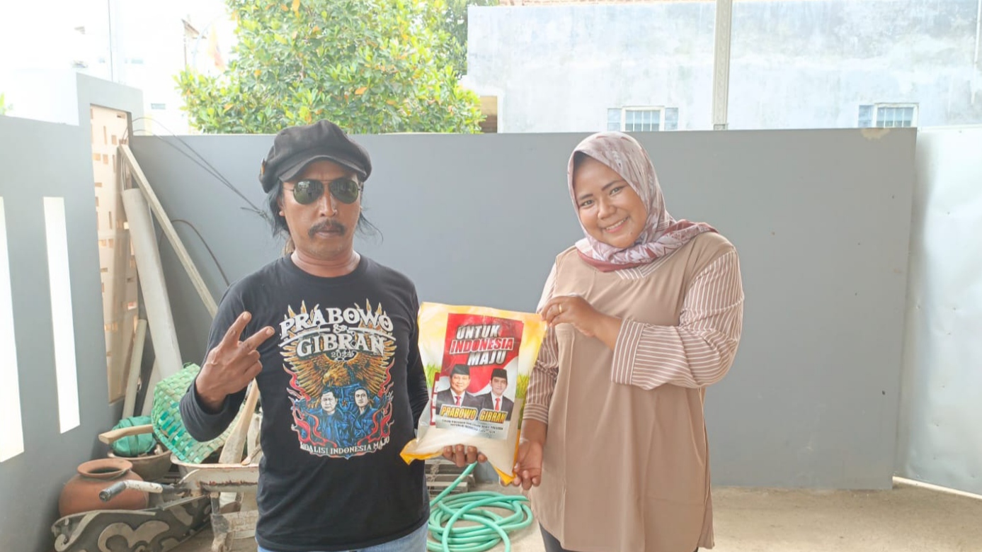 Relawan Bolone Mase Kudus Ambil Langkah Door To Door dan Bagi-Bagi Sembako, Relawan : Cara Kami Kenalkan Program Prabowo-Gibran