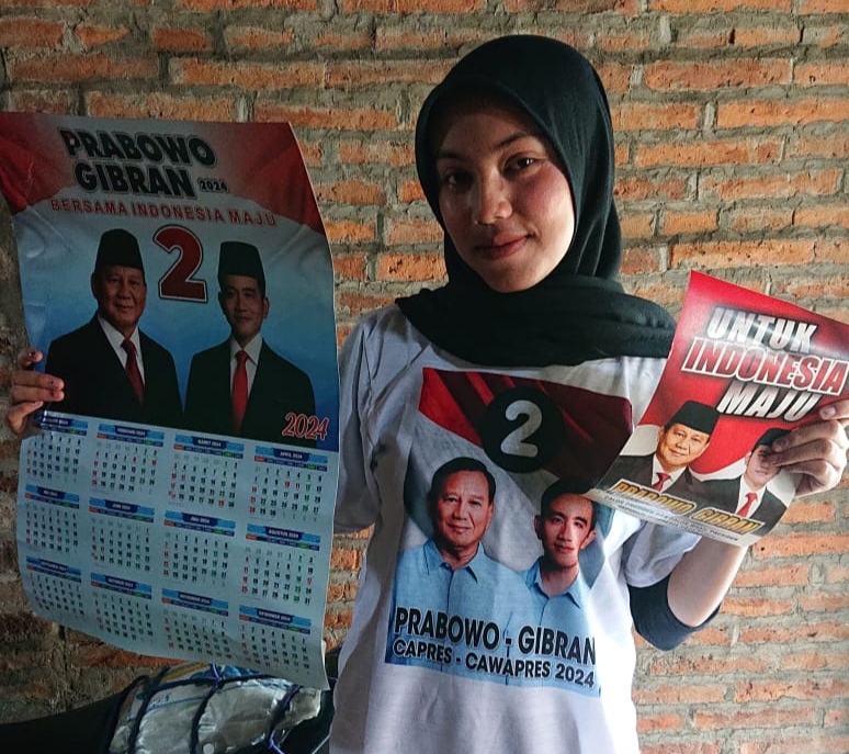 Turun ke Desa-desa, Relawan Bolone Mase Kudus Bagikan Kaos hingga Kalender