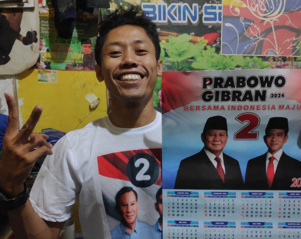 Kenalkan Program Prabowo-Gibran, Relawan Bolone Mase Blusukan ke Rumah Warga