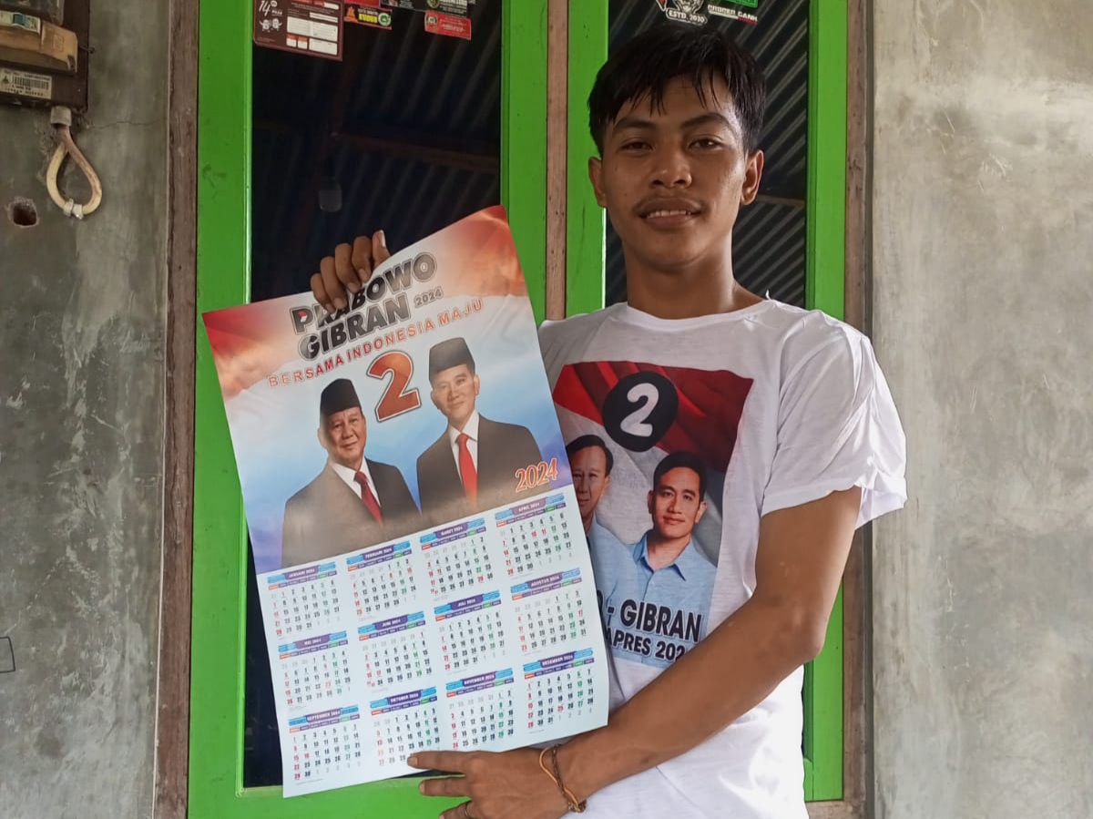Kenalkan Prabowo-Gibran, Relawan Bolone Mase Kudus Blusukan Bagikan Kalender dan Kaos