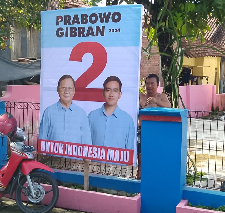Relawan Pasang Baliho Prabowo-Gibran, Relawan : Tanda Kemenangan!
