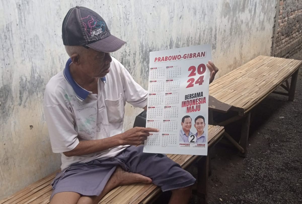 Relawan Bolone Mase Kudus Blusukan  Bagi-Bagi Ratusan Kalender Bergambar Prabowo-Gibran