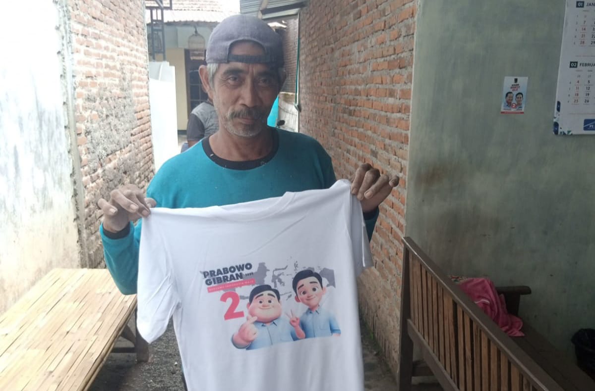 Blusukan dan Bagikan Kaos, Cara Relawan Bolone Mase Kenalkan Visi-Misi Prabowo-Gibran