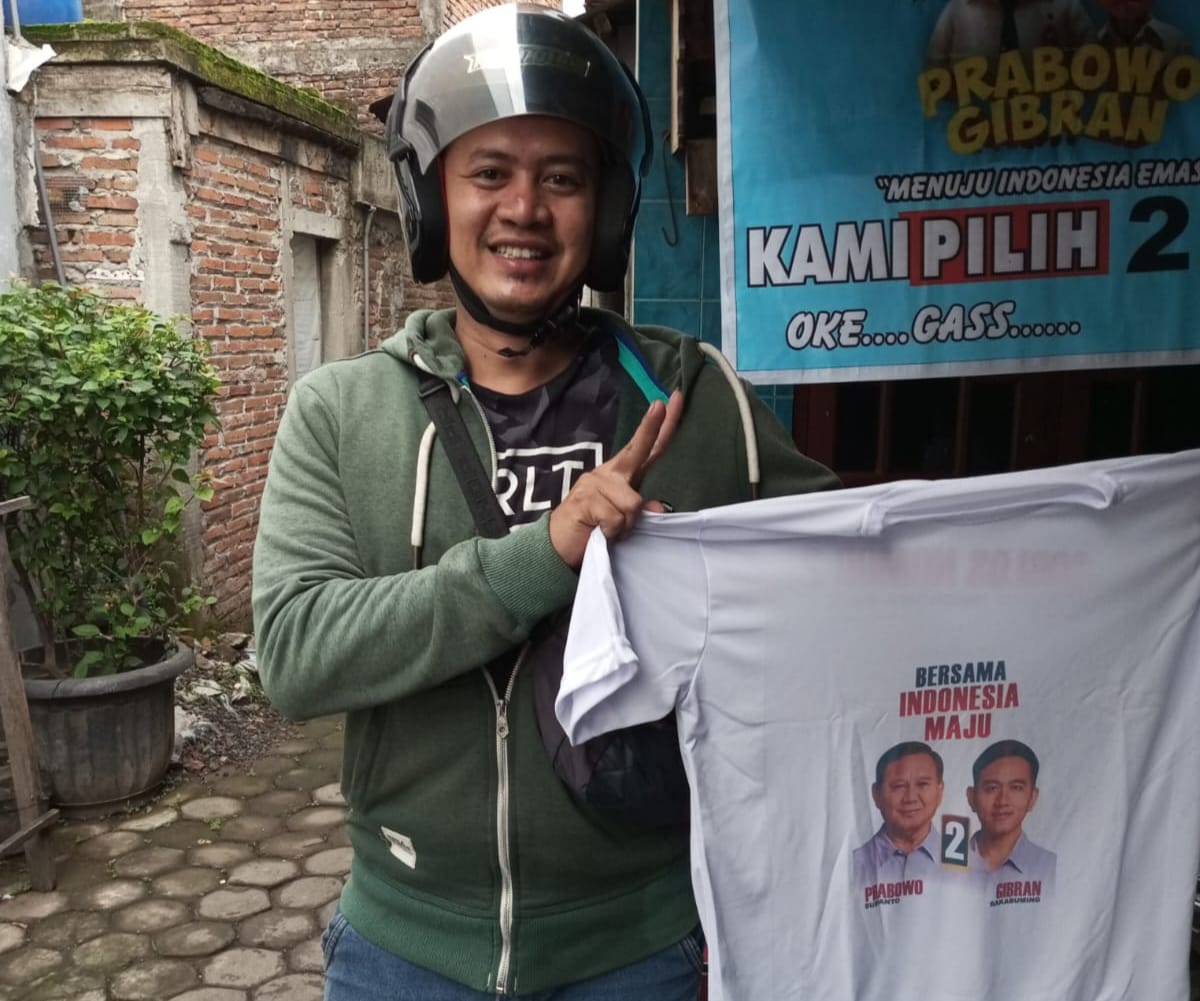 Relawan Bolone Mase Kudus Door To Door Bagikan Kaos dan Susu Gratis, Sosialisasikan Pilpres Sekali Putaran