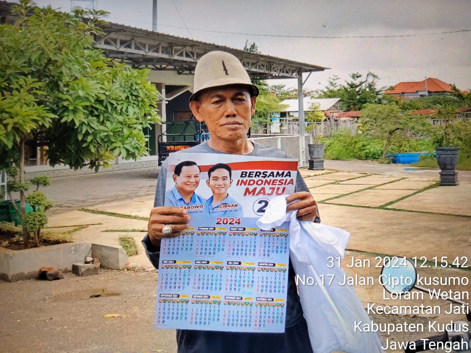 Bagikan Kalender Door To Door, Relawan Kaget Dukungan Pasangan Prabowo-Gibran Semakin Menjamur