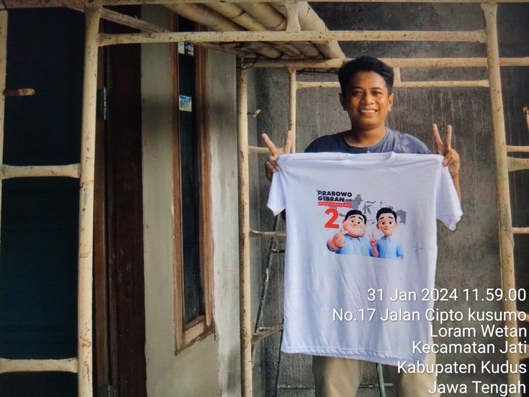 Datangi Rumah Warga dan Bagikan Kaos, Relawan Kenalkan Visi-Misi Prabowo-Gibran