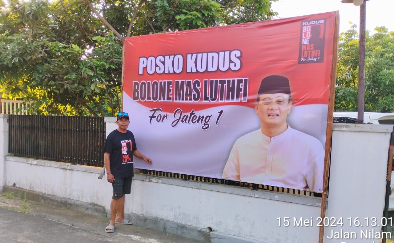 Saweran Pasang Baliho, Warga Kudus Mantapkan Dukungan ke Mas Luthfi Maju Pilgub Jateng