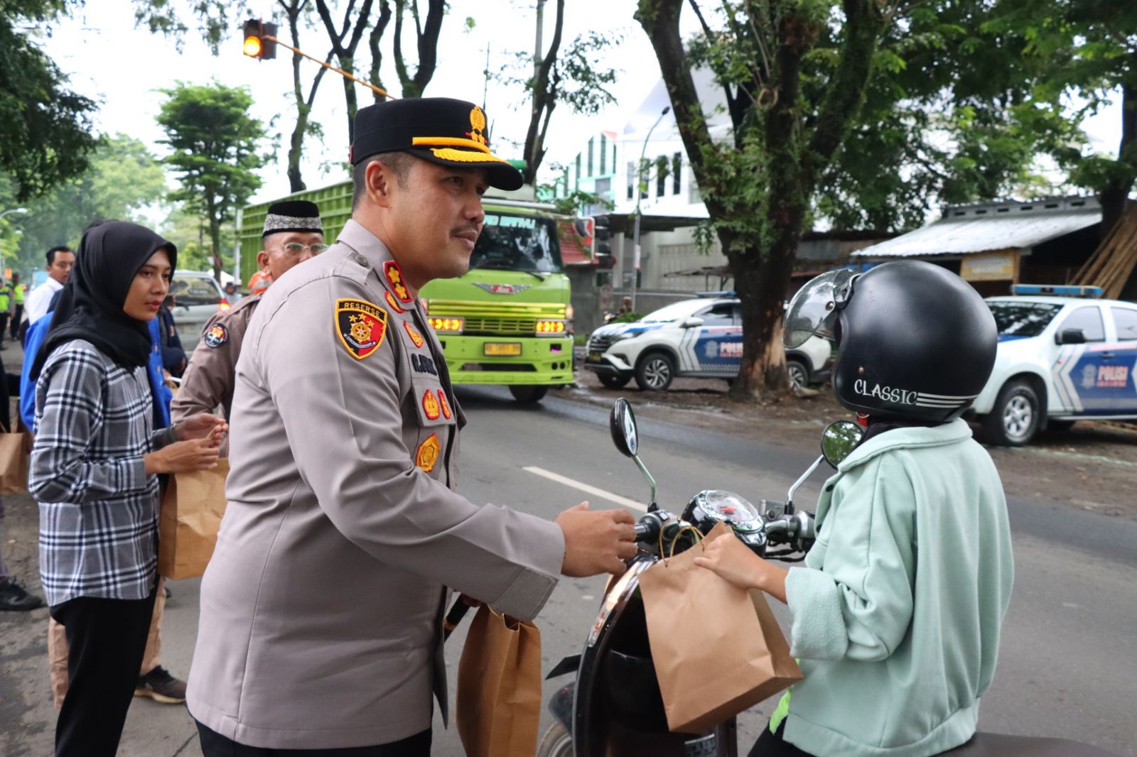 Polres Kudus bersama Mahasiswa Bagikan Takjil Gratis Untuk Masyarakat