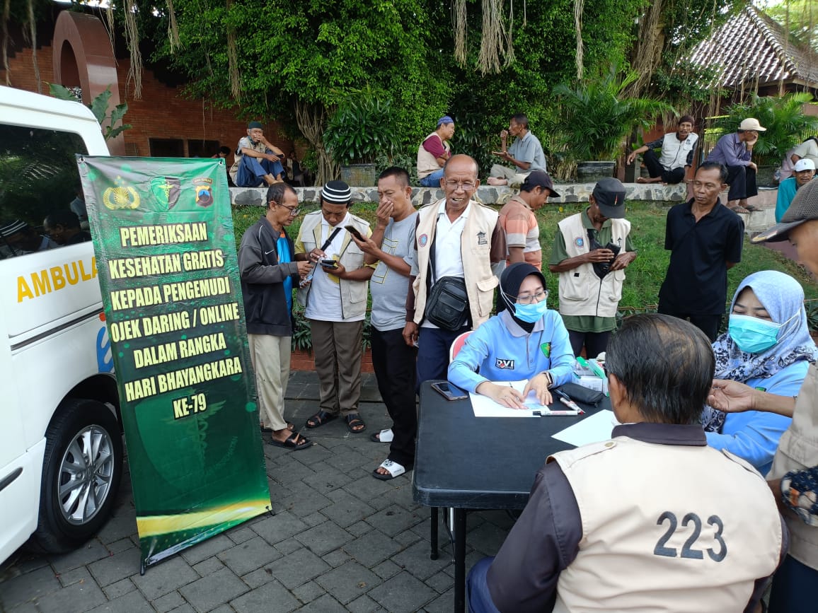Sambut Hari Bhayangkara ke-79, Sidokkes Polres Kudus Gelar Pemeriksaan Kesehatan Gratis untuk Driver Ojol