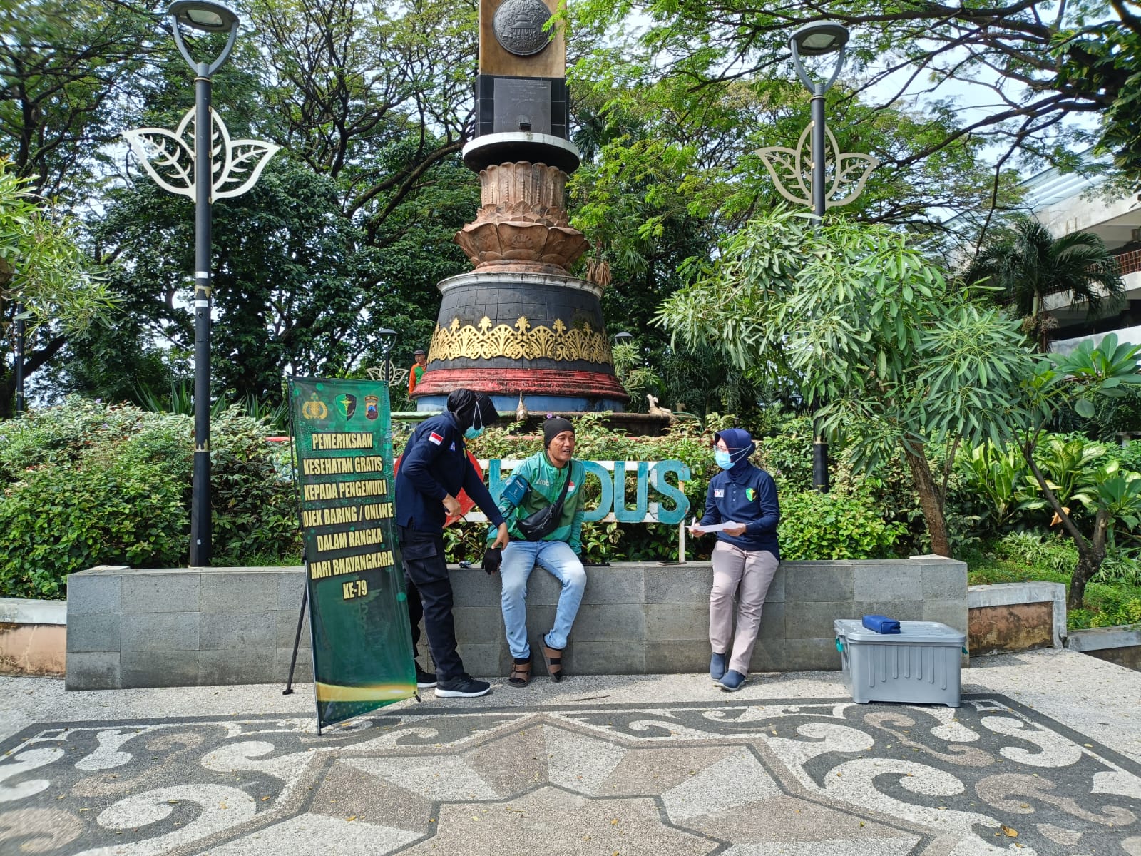 Sambut Hari Bhayangkara ke-79, Sidokkes Polres Kudus Gelar Pemeriksaan Kesehatan Gratis untuk Driver Ojol di Taman Adipura