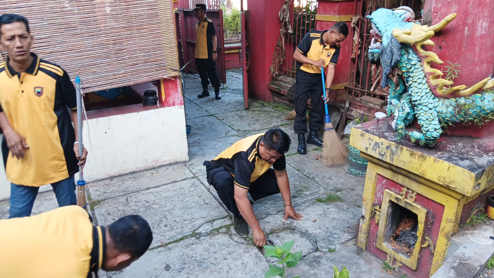 Bakti Sosial Religi: Polsek Kudus Kota dan Bhayangkari Gelar Resik-Resik Klenteng Hok Ling Bio Sambut Hari Bhayangkara ke-79