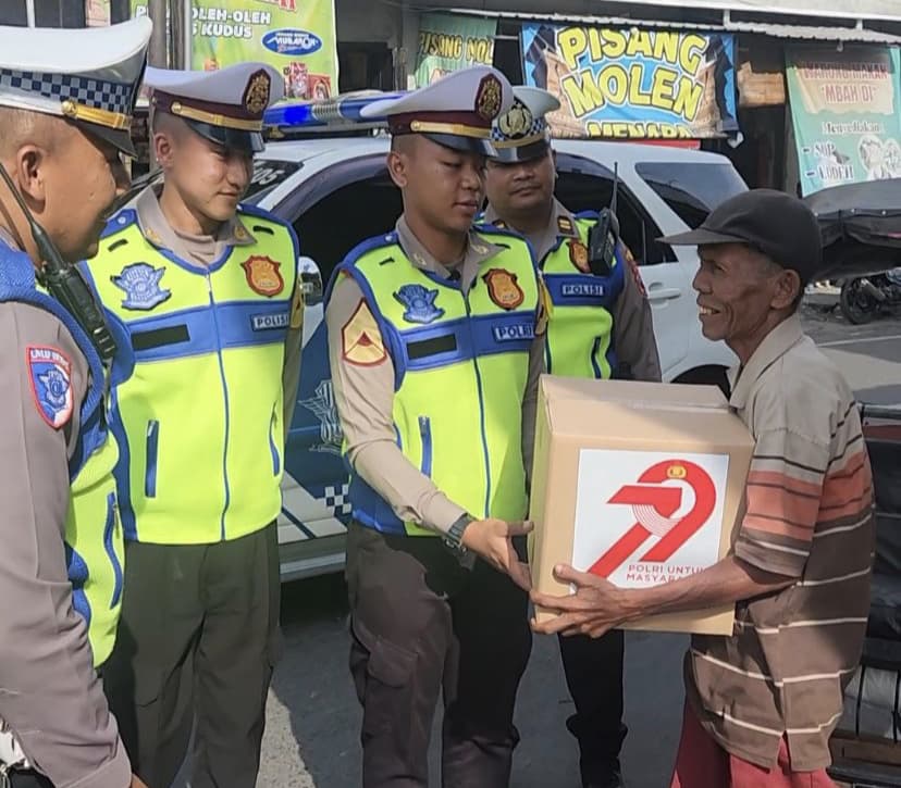 Bhayangkara Muda Berbagi, Satlantas Kudus Salurkan Sembako untuk Warga Tangguh