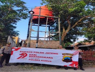 Peduli Air Bersih, Polres Kudus Hadir Langsung di Tengah Warga Gondoharum