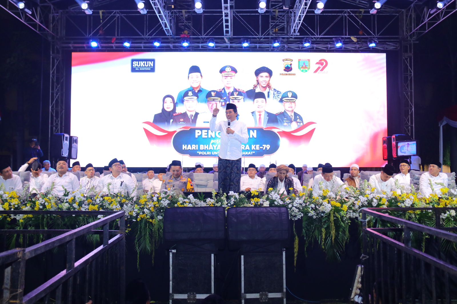 Pengajian Umum Peringati Hari Bhayangkara ke-79, Polres Kudus Hadirkan KH. Anwar Zahid dan Ribuan Jamaah Padati Alun-Alun Simpang 7