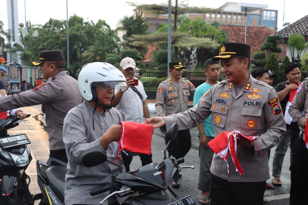 Polres Kudus Bagikan 1.000 Bendera Merah Putih, Kapolres: Semangat Kemerdekaan Harus Berkibar di Hati