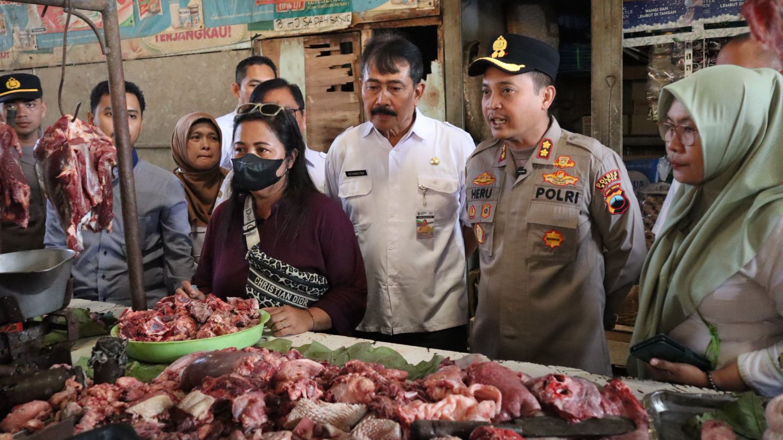 Cek Langsung Sembako di Pasar Bitingan, Kapolres Kudus : Stok Aman dan Distribusi Lancar