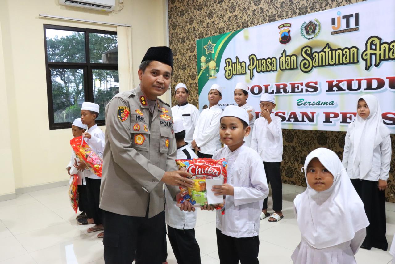 Buka Puasa Bareng Wartawan, Polres Kudus Santuni 15 Anak Yatim