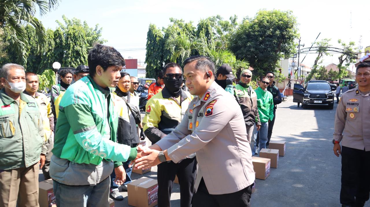 Kapolres Kudus Gandeng Komunitas Ojol Jaga Kamtibmas, 350 Paket Sembako Disalurkan
